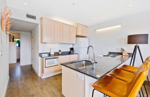 Cayucos House | Stylish, walkable suite with balcony, ocean & pier views - dog-friendly