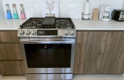 Sunnyside Condo | ✨ Stylish Walkout Condo in the Heart of Trendy Kensington ✨