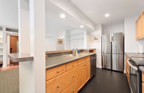 Broadview Condo | Stylish Waterfront Retreat