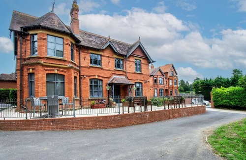 Yeovil Apartment | Stylish Work Retreat: Gym Membership Included