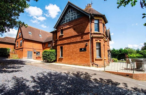 Yeovil Apartment | Stylish Work Retreat: Gym Membership Included