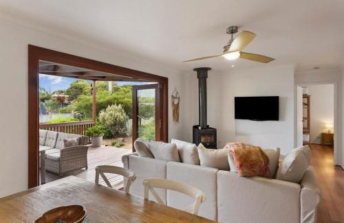 Smiths Beach House | Stylish Zen Bungalow w Firepit + Walk to Beach