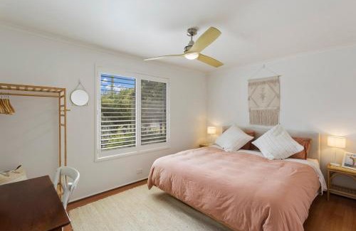 Smiths Beach House | Stylish Zen Bungalow w Firepit + Walk to Beach