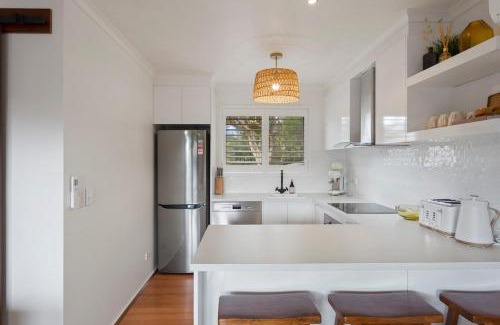 Smiths Beach House | Stylish Zen Bungalow w Firepit + Walk to Beach