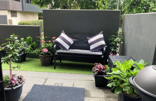 Carlton North Apartment | Stylishly appointed apartment in Carlton - free parking and includes breakfast.