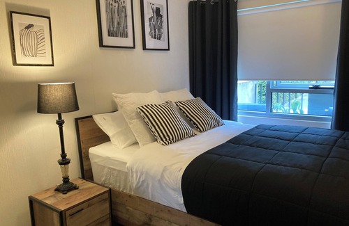 Carlton North Apartment | Stylishly appointed apartment in Carlton - free parking and includes breakfast.