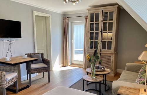 Kleinmorsum Apartment | Stylishly furnished 30 sqm apartment on the first floor with its own roof terrace