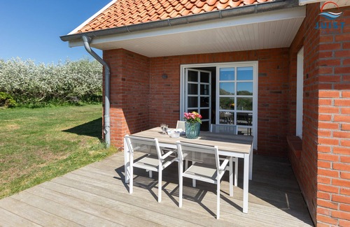 Juist House | Stylishly furnished vacation home with terrace on the mudflats.