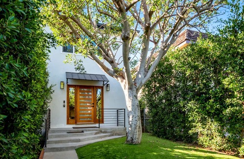 Brentwood House | Stylishly Renovated Townhouse in Prime Brentwood Location