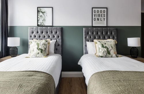 Dudden Hill Apartment | Stylist 3 Bed Apartment in London