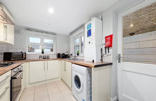 Stratford House | Stylist & Cosy Home | Street parking | Garden