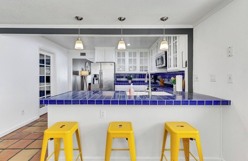 Canyon Country House | Stylist Haven/Retreat/near Six Flag and Universal Studio.