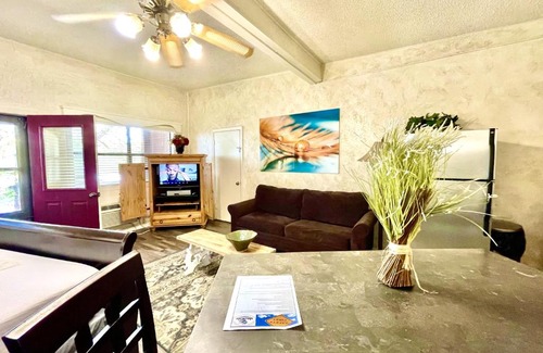 Mount Ida Hotel | SU1, King Studio with king bed, dining area, sleeper sofa and lake view patio Hotel Room