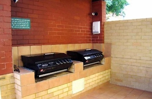 Subiaco Apartment | Subiaco Village with pool, BBQ & spa - free parking and wifi - two bedroom