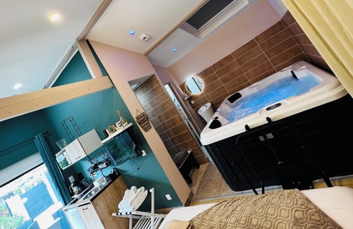 Chateau-Arnoux-Saint-Auban Bed & Breakfast | Sublime Studio Chambre Avec spa Privé et Jardin