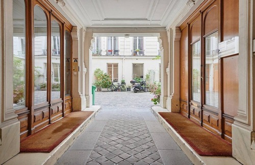 L'Europe Apartment | Sublime apartment located in the center of Paris