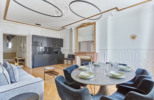 Champs-Elysees Apartment | Sublime Apartment Montaigne/Arc de Triomphe