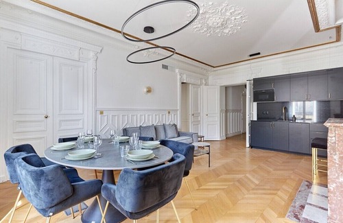 Champs-Elysees Apartment | Sublime Apartment Montaigne/Arc de Triomphe
