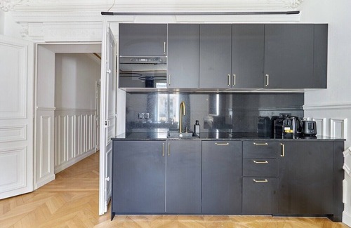 Champs-Elysees Apartment | Sublime Apartment Montaigne/Arc de Triomphe