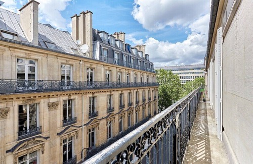 Champs-Elysees Apartment | Sublime Apartment Montaigne/Arc de Triomphe