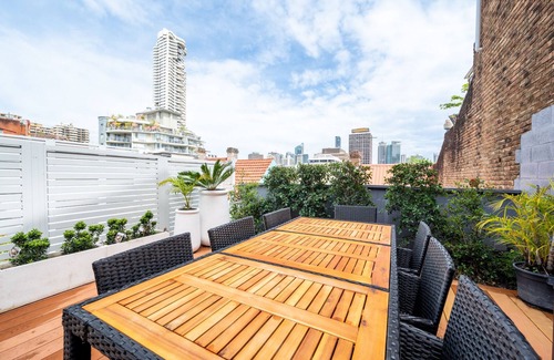 Woolloomooloo House | Sublime Locale with Skyline Views from Courtyard
