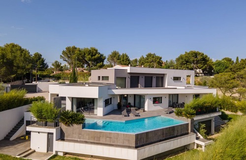 Ventabren Villa | Sublime modern villa with pool 8 minutes from Aix en Provence