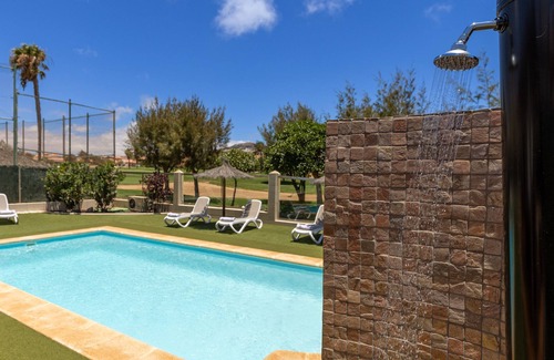 Caleta de Fuste Villa | Substantial Villa for 6/8 people with outdoor covered terrace, pool and gardens