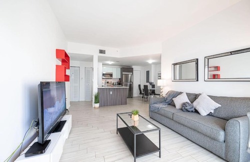 Midtown Apartment | Subtle 2 Bed in Edgewater Downtown with Free Parking