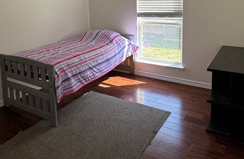 Allen House | Suburban Home Cozy & Convenient!