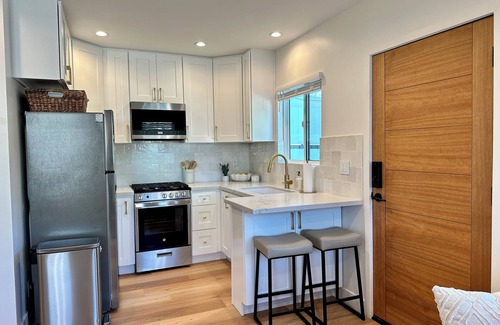 Woodland Hills House | Suburban/LA Valley Getaway w/kitchen & W/D.