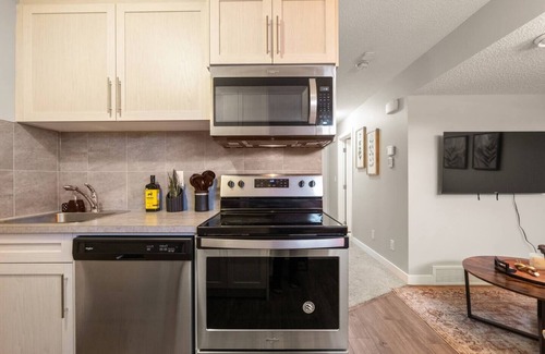 Calgary House | Suburban Restful Retreat 1BD 1BA, WiFi, Laundry