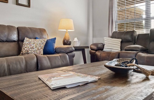Farmington House | Suburban Social - 10 Min to I-49 &13 Min to UofA - Quiet Community Neighborhood