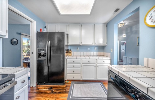 Marina House | Succulents & Seashells – Coastal Paradise! Beautiful Private Yard, Walk to Beach