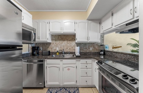 Thomas Drive Condo | Sugar Beach condo : Charming 2 bed condo beachside. Beach chair service included