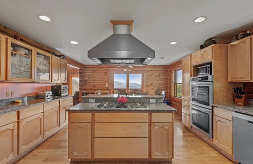 Banner Elk Cabin | Sugar Bear Lodge Log home across from Sugar MTN Hot tub, pool table, VIEWS!