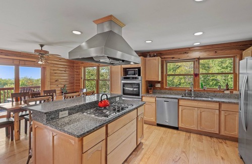 Banner Elk Cabin | Sugar Bear Lodge Log home across from Sugar MTN Hot tub, pool table, VIEWS!