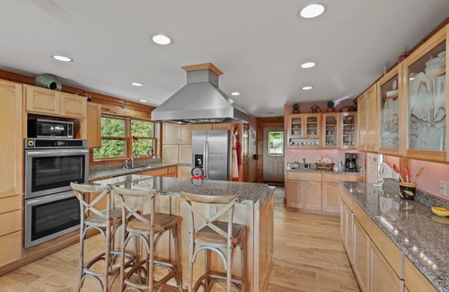 Banner Elk Cabin | Sugar Bear Lodge Log home across from Sugar MTN Hot tub, pool table, VIEWS!