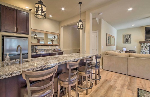 Twin Peaks House | ‘Sugar Bear Lodge’ w/Game Room - 5 Mi to Village!