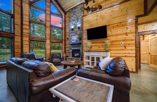 Broken Bow House | Sugar Daddy - large family cabin pool table games
