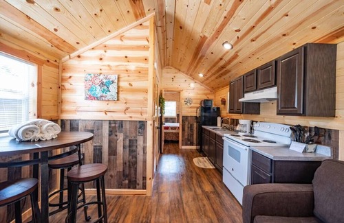 Broken Bow Cabin | Sugar Maple: Sleep 3, Tiny Cabin, Pets, Near Lake