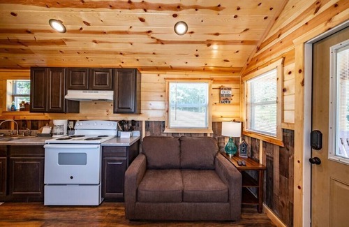 Broken Bow Cabin | Sugar Maple: Sleep 3, Tiny Cabin, Pets, Near Lake