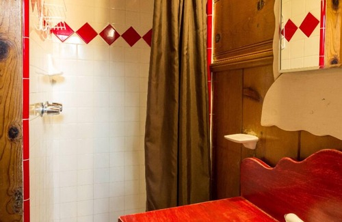 Twin Peaks Hotel | Sugar Pine Cottage - One Bedroom | One Bed + Day Bed | ¾ Bathroom | Sleeps Four