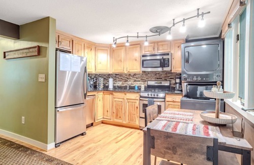 Sugar Mountain Condo | Sugar Ski Resort Gem, Walk to Slopes, King Bed, AC