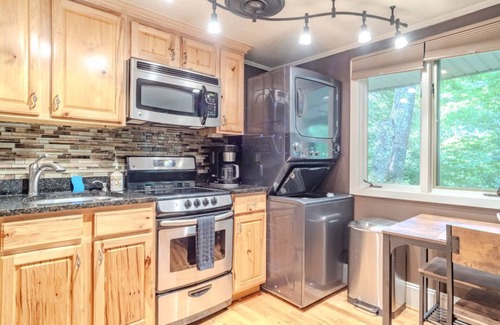 Sugar Mountain Condo | Sugar Ski Resort Gem, Walk to Slopes, King Bed, AC