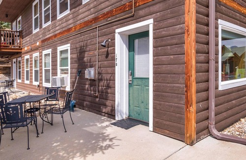 Estes Park Condo | Sugarloaf Mountain 17B - Romantic Condo with Fireplace and Mountain Views