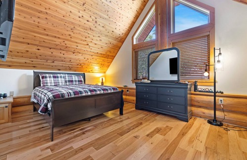 Clovis Cabin | Sugarloaf Ranch-Beautiful Log Cabin with mountain views!