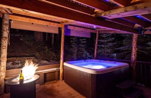 Sugar Pine Villa | Sugarpine Trailhead Lodge-8 miles from Yosemite-2 Cabins, 6 Bedrooms, Sleeps 18-2 Hot Tubs