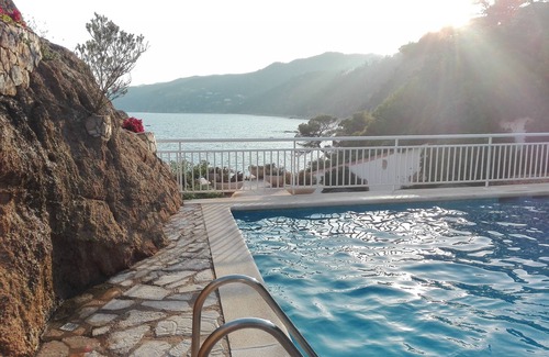 Sant Feliu de Guixols Apartment | Suitable with parking, swimming pool, views and private access to the sea.