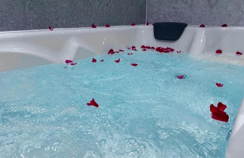 Sheffield Apartment | Suite 1 Private Jacuzzi Spa Hot Tub & Sauna