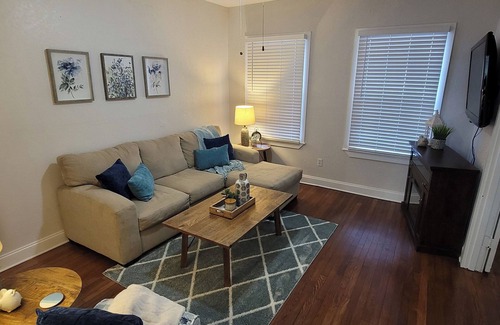 Historic Hyde Park North Apartment | Suite 12 - Casablanca of Hyde Park